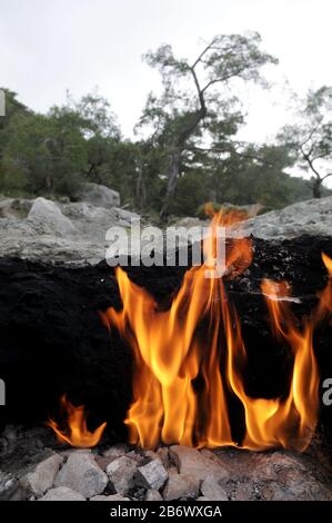 Roccia fiammeggiante (Yanartas) ad Antalya, la Turchia è generalmente ritenuta l'antico Monte Chimera. Gli incendi di meraviglia bruciano da almeno 25 anni Foto Stock