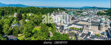 Centro storico della città di Salisburgo, patrimonio dell'umanità dell'UNESCO, visto dalla Fortezza di Hohensalzburg Foto Stock