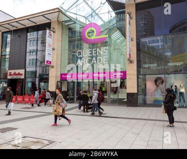 Ingresso al centro commerciale Queens Arcade, Queen Street, Cardiff, South Wales, Regno Unito Foto Stock