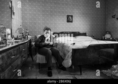 Italia, Lombardia, Casorezzo, Coronavirus, Covid 19, donna anziana in casa sua Foto Stock