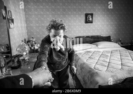 Italia, Lombardia, Casorezzo, Coronavirus, Covid 19, donna anziana in casa sua Foto Stock