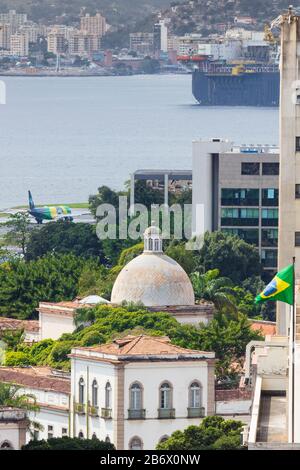 Brasile, Rio de Janeiro, centro città, CBD, Santa Casa de Misericórdia ospedale con la cupola centrale, un aereo a Santos Dumont Airport e Guanabara Bay Foto Stock