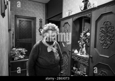 Italia, Lombardia, Casorezzo, Coronavirus, Covid 19, donna anziana in casa sua Foto Stock