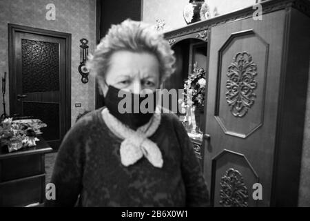 Italia, Lombardia, Casorezzo, Coronavirus, Covid 19, donna anziana in casa sua Foto Stock