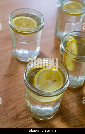 bicchieri con acqua e fette di limone Foto Stock