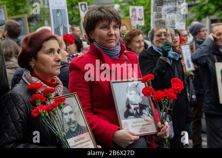 Kiev, Ucraina - 09 maggio 2019: Cittadini con ritratti degli antenati morti - guerrieri in marcia per l'anniversario della vittoria nella guerra mondiale Foto Stock