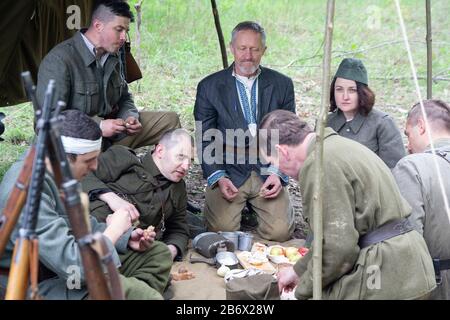 Kiev, Ucraina - 09 maggio 2019: Persone sotto forma di combattenti dell'esercito ucraino dissidenti in una festa storica in occasione dell'anniversario della fine del Foto Stock