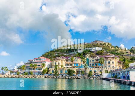 Zona Commerciale Colorata A Marigot Foto Stock