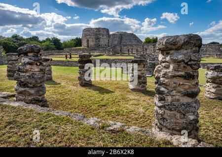 Colonne nella piazza principale, rovine maya nel sito archeologico maya, stato dello Yucatan, Messico Foto Stock