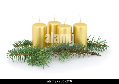 Candele di Avvento con ramoscelli di conifere. Isolato su sfondo bianco con ombra naturale. Composizione di candele d'avvento di colore oro e di conifere twi Foto Stock