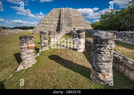 Colonne a plaza, El Castillo de Kukulcan (Tempio di Kukulcan), piramide, rovine maya al sito archeologico maya, stato dello Yucatan, Messico Foto Stock