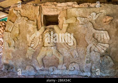 Un fregio stucco a El Castillo de Kukulcan, rovine Maya al sito archeologico maya, stato dello Yucatan, Messico Foto Stock
