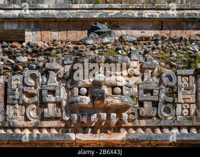 Dettaglio della pietra a El Palacio, rovine Maya al sito archeologico di Labna, sito patrimonio dell'umanità dell'UNESCO, Ruta Puuc, stato dello Yucatan, Messico