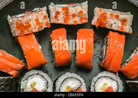 Un assortimento di sushi su una stella bianca con piastra in acciaio inox  bacchette Foto stock - Alamy