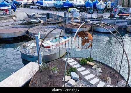 12 marzo 2020, Baden-Wuerttemberg, Überlingen: Diversi giardini galleggianti sono situati nel porto turistico est. I giardini galleggianti fanno parte dello state Garden Show, che inizia il 23 aprile presso il Lago di Costanza e dura fino al 18 ottobre 2020. Foto: Felix Kästle/Dpa Foto Stock