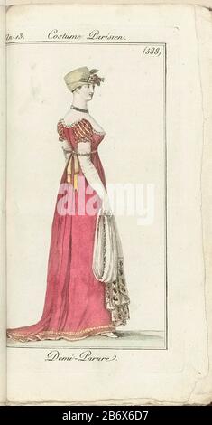 Journal des Dames et des Modes, Costume Parisien, 1805, An 13 (588) Demi-Parure Vrouw naar rechts, in 'emi-parure': Roze-rode japon met hoge taille en een kleine sleep. Strohoedje versierd met een toefje bloemen aan de voorkant. Accessoires: Alsketting, lange witte handschoenen, grote sjaal in de hand. De prent maakt deel uit van het modetijdschrift Journal des Dames et des Modes, uitgegeven door Pierre de la Mésangère, Parijs, 1797-1839 fabbricante : stampatore: Anoniemuitgever: Pierre de la Mésangère dating: 1805 Physical kenmerken: Gravure, met de hand gekleurd Materiale: Techniek: Techniek: Foto Stock