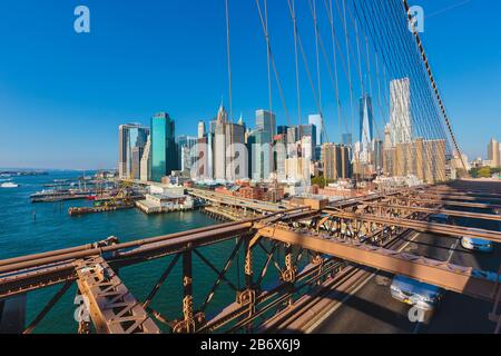 South Street Seaport e East River visti dal Ponte di Brooklyn. New York, New York State, Stati Uniti D'America. Foto Stock