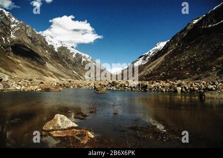 Pittura digitale: Himalayan Ranges a Batal-0322 Dipinti digitali di Belle catene innevate Himalayan a Batal, spiti, Himachal Pradesh, India Foto Stock
