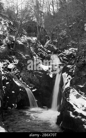 Pecca Twin Falls, River Twiss, Yorkshire Dales National Park, Inghilterra, Regno Unito, in una gelida giornata invernale. Fotografia a pellicola in bianco e nero Foto Stock