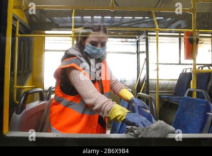 Kiev, Ucraina. 12th Mar, 2020. Il 12 marzo 2020 un dipendente del dipartimento filobus effettua il trattamento sanitario dei filobus come misure preventive contro la diffusione del coronavirus COVID-19 a Kiev, Ucraina. Il governo ucraino ha adottato una serie di decisioni per prevenire la diffusione del coronavirus del COVID-19. Dal 12 marzo 2020 l'Ucraina introduce la quarantena negli istituti di istruzione per tre settimane e proibisce qualsiasi evento di massa con più di 200 persone. Credito: Serg Glovny/Zuma Wire/Alamy Live News Foto Stock