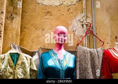 Un manichino rosa con occhi dipinti su una stalla di vestiti a Fes, Marocco Foto Stock