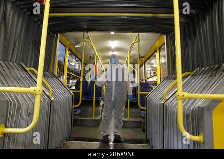 Kiev, Ucraina. 12th Mar, 2020. Il 12 marzo 2020 un dipendente del dipartimento filobus effettua il trattamento sanitario dei filobus come misure preventive contro la diffusione del coronavirus COVID-19 a Kiev, Ucraina. Il governo ucraino ha adottato una serie di decisioni per prevenire la diffusione del coronavirus del COVID-19. Dal 12 marzo 2020 l'Ucraina introduce la quarantena negli istituti di istruzione per tre settimane e proibisce qualsiasi evento di massa con più di 200 persone. Credito: Serg Glovny/Zuma Wire/Alamy Live News Foto Stock