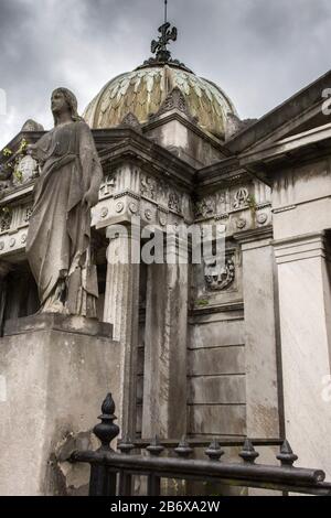 Tombe e monumenti al West Norwood Cemetery, utilizzato per la prima volta nel 1837. Foto Stock