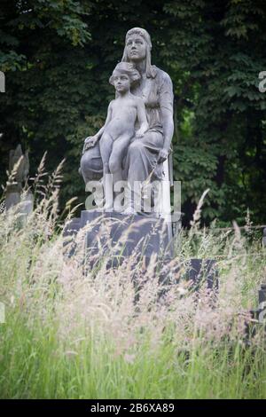 Tombe e monumenti al West Norwood Cemetery, utilizzato per la prima volta nel 1837. Foto Stock