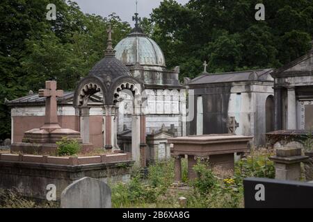 Tombe e monumenti al West Norwood Cemetery, utilizzato per la prima volta nel 1837. Foto Stock