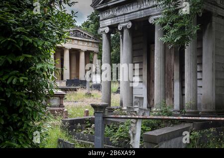 Tombe e monumenti al West Norwood Cemetery, utilizzato per la prima volta nel 1837. Foto Stock