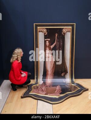 Londra, Regno Unito. 12 marzo 2020. Un assistente pose con l'eroe di Maisie Broadhead, dalla serie Reframe, 2018. "L'interno incantato" alla Guildhall Art Gallery sfida la rappresentazione storica delle donne nell'arte con opere di Pre-Raphaelite e di artisti contemporanei. La mostra si svolge dal 13 marzo al 14 giugno 2020. Credit: Imageplotter/Alamy Live News Foto Stock