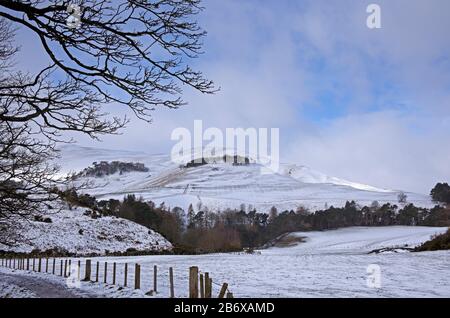 Pentlands, Midlothian, Scozia, Regno Unito. 12th Mar 2020. Una discreta quantità di neve è caduta nella regione del Pentland durante la notte, appena alla periferia di Edimburgo, facendo scene da cartolina. Temperatura di 2 gradi centigradi. Foto Stock