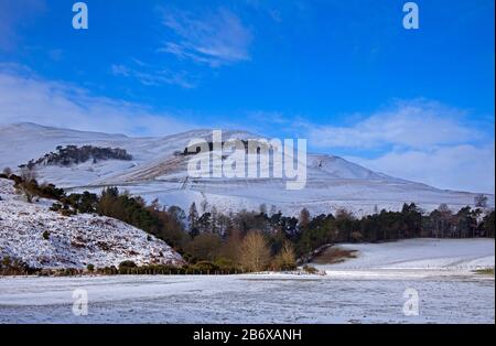 Pentlands, Midlothian, Scozia, Regno Unito. 12th Mar 2020. Una discreta quantità di neve è caduta nella regione del Pentland durante la notte, appena alla periferia di Edimburgo, facendo scene da cartolina. Temperatura di 2 gradi centigradi Foto Stock