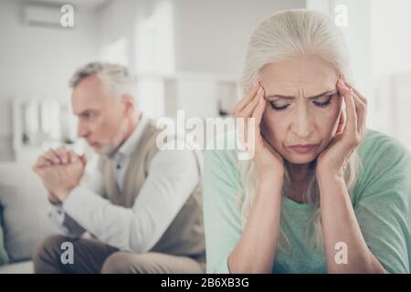 Foto ravvicinata di triste sconvolto piangendo sofferenza da emicrania acuta vecchia signora che sta cercando di calmarsi dopo scandalo rumoroso con il suo coniuge Foto Stock