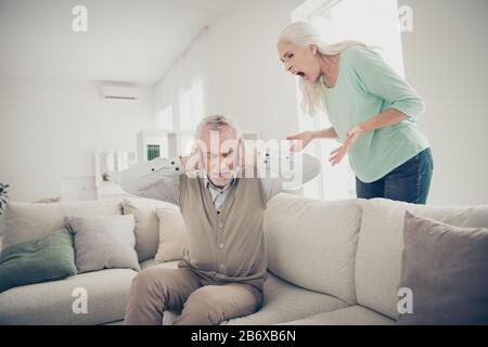 Foto di due tristi sconvolgimento persone che hanno grande scandalo. Vecchia signora arrabbiata incolpando suo marito in tradimento Foto Stock