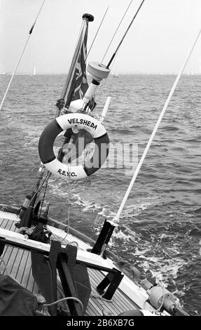 Guardando a poppa dal pozzetto a bordo dello yacht di classe J 'Velsheda' (K7), navigando in una leggera brezza sul Solent dopo la prima reinstallazione, estate 1991. Archivia la fotografia di film in bianco e nero Foto Stock