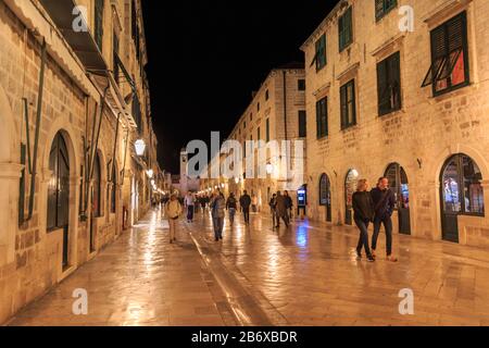 Persone che camminano a Stradun (anche Placa, Stradone o corso) strada principale di Dubrovnik, storico Sito Patrimonio Dell'Umanità Dell'Unesco città vecchia di Dubrovnik, Croazia a n Foto Stock