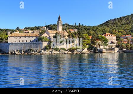 Il porto e la chiesa del monastero francescano della piccola isola di vacanza di Lopud, Isole Elafiti, vicino a Dubrovnik, Mare Adriatico, Croazia Foto Stock