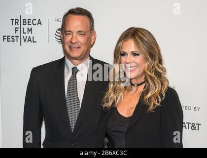 L'attore Tom Hanks arriva con sua moglie Rita Wilson per assistere alla prima mondiale del 'The Circle' al Tribeca Film Festival 2017 di New York lo scorso aprile Foto Stock