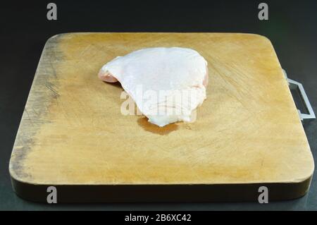 filetto di maiale crudo marinato con sale e pepe su blocco di legno Foto Stock