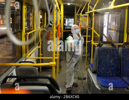 Kiev, Ucraina. 12th Mar, 2020. Il 12 marzo 2020 un dipendente del dipartimento filobus effettua il trattamento sanitario dei filobus come misure preventive contro la diffusione del coronavirus COVID-19 a Kiev, Ucraina. Il governo ucraino ha adottato una serie di decisioni per prevenire la diffusione del coronavirus del COVID-19. Dal 12 marzo 2020 l'Ucraina introduce la quarantena negli istituti di istruzione per tre settimane e proibisce qualsiasi evento di massa con più di 200 persone. Credito: Serg Glovny/Zuma Wire/Alamy Live News Foto Stock