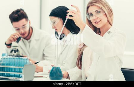 Close up.un team di scienziati condurre ricerche di fluido Foto Stock