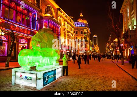 Zhongyang Dajie nel centro di Harbin con la sua architettura storica in stile russo. Foto Stock