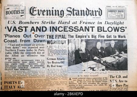 Sera Standard WWII World War 2 titolo del giornale 'Vast and Incessant Blows' in prima pagina nel 1° maggio 1944 Londra UK Foto Stock