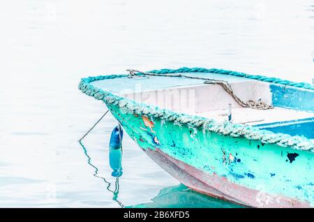 Vecchia barca shabby dipinta verde menta con scaglie di pait che cadono Foto Stock