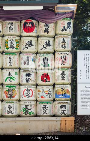 Barili di sake nel parco che circonda Meiji Jingu, Shinjuku, Tokyo, Giappone. Foto Stock