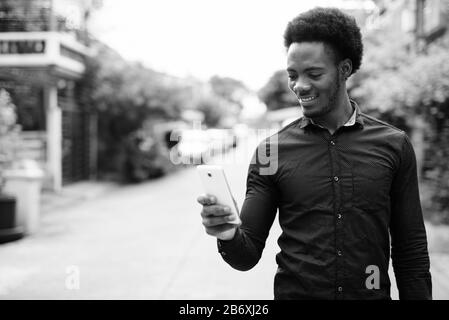 Bel giovane imprenditore africani nelle strade all'aperto Foto Stock