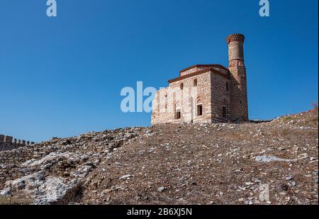 All'interno del Castello Selcuk si trovano cisterne di varie dimensioni, stradine strette con marciapiedi in pietra e una moschea. Sulla collina più alta, una chiesa rovina Foto Stock