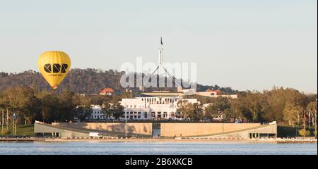 (200312) -- CANBERRA, 12 marzo 2020 (Xinhua) -- una mongolfiera è visto nel cielo durante l'annuale Canberra Balloon Spettacolare festival a Canberra, Australia, 12 marzo 2020. (Foto Di Liu Changchang/Xinhua) Foto Stock