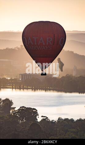 (200312) -- CANBERRA, 12 marzo 2020 (Xinhua) -- palloncini d'aria calda sono visti nel cielo durante l'annuale festival Canberra Balloon Spettacolare a Canberra, Australia, 11 marzo 2020. (Foto Di Liu Changchang/Xinhua) Foto Stock